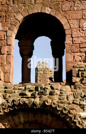 Arco di pietra entro le rovine di Lindisfarne Priory, Isola Santa, Northumbria, REGNO UNITO Foto Stock