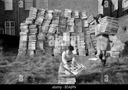 Babbo Natale viene presto per 14 mesi Patrick Flood, come suona con le importazioni in dumping di giochi, mentre sua madre la sig.ra Juddy Flood, recupera alcuni dei giochi dall'entrata posteriore a casa sua in Catford. Novembre 1969 Z10520-002 Foto Stock