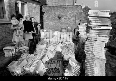 Babbo Natale viene presto per 14 mesi Patrick Flood, come suona con le importazioni in dumping di giochi, mentre sua madre la sig.ra Juddy Flood, recupera alcuni dei giochi dall'entrata posteriore a casa sua in Catford. Novembre 1969 Z10520 Foto Stock