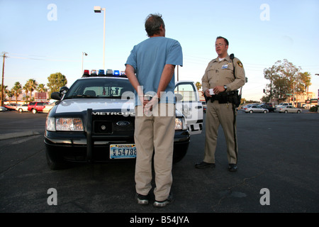 Prigioniero essendo parlato da un funzionario di polizia in Las Vegas Nevada Foto Stock