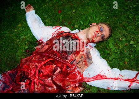 Un uomo dopo essere stato mangiato da uno zombie Foto Stock