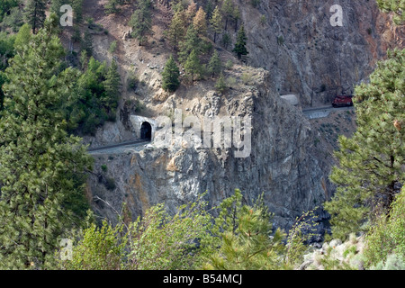 Il treno passa la sua via attraverso il Fraser Canyon della Columbia britannica in Canada Foto Stock