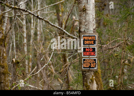 Tre segni postato su albero avviso di persone di mantenere al di fuori della proprietà dello Stato di Washington STATI UNITI D'AMERICA Foto Stock