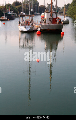 Barche Bouys e riflessioni Lydney Docks fiume Severn Gloucestershire England Regno Unito Foto Stock