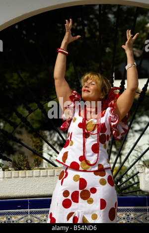 Bella bionda di mezza età donna spagnola in costume tradizionale Andalucia, Costa del Sol, Spagna, Europa Foto Stock