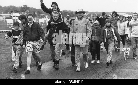 I membri di Lindisfarne prendere parte nella carità a piedi per la schizofrenia ricerca a Southampton Park Racecourse Marty Craggs è visto essendo portato da Ray Laidlaw passeggiata nel mondo per la schizofrenia 22 10 89 Foto Stock