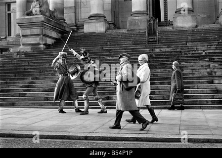 Shoppers fretta passato il Municipio passi come un paio di cavalieri medievali sono bloccati in combattimento a Bolton. La battaglia è stata filmata dalla Bolton Octagan Theatre Company. Dicembre 1969 Z11749-001 Foto Stock