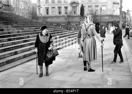 Shoppers fretta passato il Municipio passi come un paio di cavalieri medievali sono bloccati in combattimento a Bolton. La battaglia è stata filmata dalla Bolton Octagan Theatre Company. Dicembre 1969 Z11749-002 Foto Stock