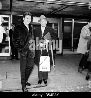 Commedia di intrattenimento: comico americano George Burns arrivati all' Aeroporto di Heathrow oggi a stella in televisione del Tamigi è uno-ore speciale di 'MAX', starring Max Bygraves, che era all'aeroporto di incontrarlo. Anche arrivare in aeroporto con George Burns era affascinante Lisa Miller che si uniranno a lui in una commedia di routine sul spettacolo. Entrare in una routine, (da sinistra a destra) George Burns e Max Bygraves raffigurato a Heathrow oggi. Novembre 1969 Z11396-005 Foto Stock