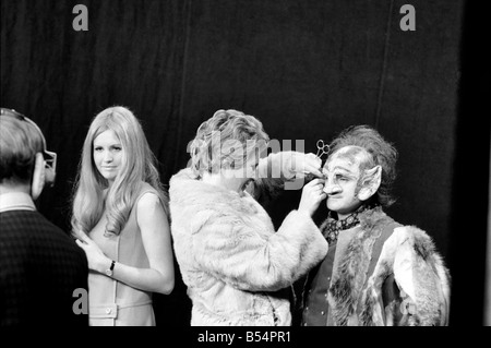 Sadler's Wells Opera Company farà storia TV su Giovedì, 4 Dicembre quando quel giorno a due colori spot pubblicitari thei Foto Stock