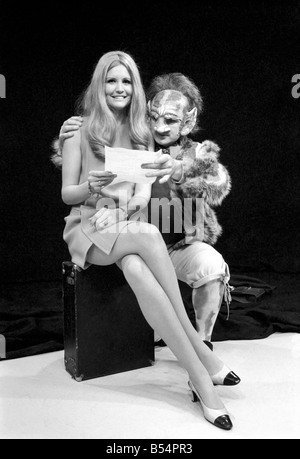 Sadler's Wells Opera Company farà storia TV su Giovedì, 4 Dicembre quando quel giorno a due colori spot pubblicitari thei Foto Stock