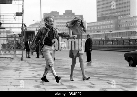 Sadler's Wells Opera Company farà storia TV su Giovedì, 4 Dicembre quando quel giorno a due colori spot pubblicitari thei Foto Stock