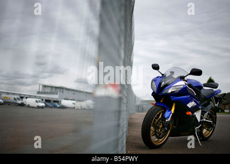 Una Yamaha R6 motociclo è visto a Donington Park il circuito di gara nel Nottinghamshire, Regno Unito Foto Stock