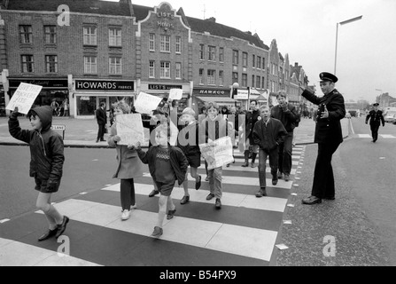 L'istruzione. Controversie industriali: insegnanti sciopero: tutte le scuole in Ealing area erano chiusi per la giornata a causa degli insegnanti pay rivendicazione controversia. 7 anno vecchio Bily Fuller di Stanhope Junior School, Greenford, conduce la dimostrazione in giù il Broadway con sua sorella Ann (12) OC Costain Senior Scuola ragazze, Greenford. Dicembre 1969 Z11596-006 Foto Stock