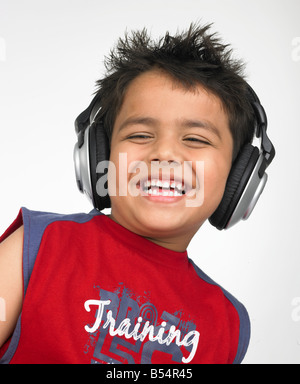 Ragazzo asiatico ascoltare musica con le cuffie sul Foto Stock