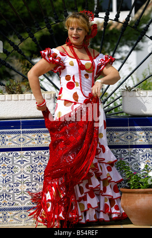 Bella bionda di mezza età donna spagnola in costume tradizionale Andalucia, Costa del Sol, Spagna, Europa Foto Stock