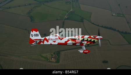 Un extra di 300 stunt aeromobili di proprietà di 'Ultimate alto' è visto volare su Silverstone airfield nel Northamptonshire Foto Stock