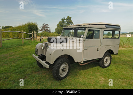 Molto originale e storico degli anni cinquanta Land Rover Serie 1 88nella station wagon. Esposta presso la collezione Dunsfold Open Day 2006. Foto Stock