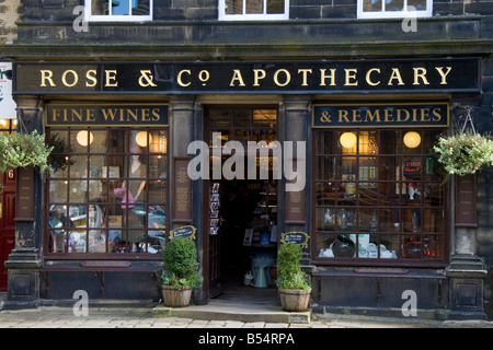 Rose & Co. Speziale shop nel villaggio di Haworth nel West Yorkshire, il negozio in cui Branwell Bronte ha acquistato il suo laudenum. Foto Stock