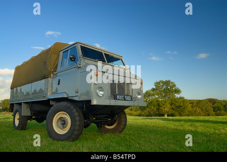 Storico degli anni sessanta Landrover Serie 2b 110 Comando avanzamento NXC Diesel511D della collezione Dunsfold al Dunsfold collezione. Foto Stock