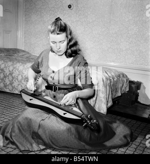 American Folk singer Jean Ritchie, dal Kentucky, Stati Uniti d'America sarà di introdurre un nuovo strumento musicale a questo paese sulla televisione. Lo strumento è chiamato un mountain dulcimer e viene riprodotto come accompagnamento di American Folk songs con un cappello d'oca. ;Settembre 1953 ;D5834-001 Foto Stock