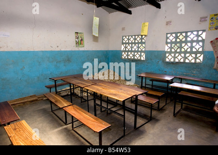 Un aula vuota in una bussola nello Zambia a scuola. Il raccolto dalla scuola fattoria è memorizzata in un angolo. Foto Stock