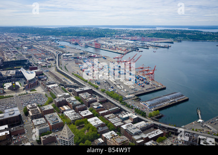 Vista aerea di spedizione terminali sul lato sud di Seattle, Washington, Stati Uniti d'America presi da Smith Tower Foto Stock