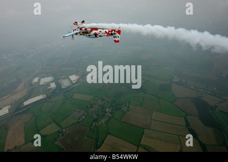 Un extra di 300 stunt aeromobili di proprietà di 'Ultimate alto' è visto volare un loop su Silverstone airfield nel Northamptonshire Foto Stock