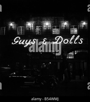 Nomi degli spettacoli di luci a teatri di Londra (night shot). Ragazzi e bambole. Dicembre 1953 D7325-009 Foto Stock