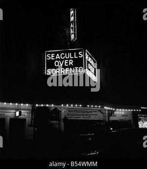 Nomi degli spettacoli di luci a teatri di Londra (night shot). Seaculls su Sorrento. Dicembre 1953 D7325-010 Foto Stock