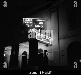 Nomi degli spettacoli di luci a teatri di Londra (night shot). Il re e I. Dicembre 1953 D7325 Foto Stock