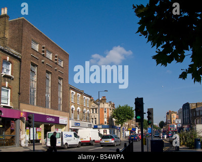 North Finchley High Street che attraversa Londra REGNO UNITO Foto Stock