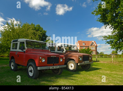 Land Rover 90in prototipi n. 1 (CWK 30Y, rosso) e 2 (CWK 40Y, marrone), esposte accanto a ogni altra in corrispondenza Dunsfold. Foto Stock