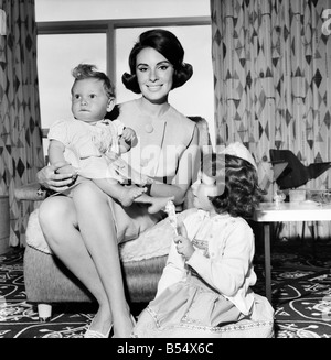 Ventiquattro anni di vecchio modello e attrice Madeleine Mono di Hampstead, è la madre di quattro splendidi bambini -- Gail 6, Louise 4, Craig 2 e concedere 8 mesi. Madeleine Mono fotografato alla sua Chiesa Mount, Hampsted home.;Giugno 1960 ;M4427-002 Foto Stock