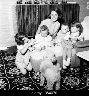 Ventiquattro anni di vecchio modello e attrice Madeleine Mono di Hampstead, è la madre di quattro splendidi bambini -- Gail 6, Louise 4, Craig 2 e concedere 8 mesi. Madeleine Mono fotografato alla sua Chiesa Mount, Hampsted home.;Giugno 1960 ;M4427 Foto Stock