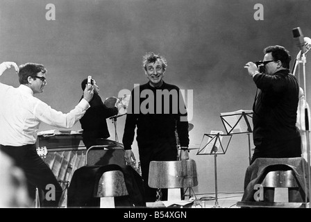 Spike Milligan, Peter Sellers e Harry Secombe hanno un finto duello con le telecamere durante una pausa nelle prove. Marzo 1966 P011408 Foto Stock