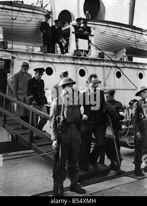 II Guerra Mondiale POW. Lo sbarco prigionieri tedeschi dalla nave ospedale Dinard a Newhaven. Le immagini mostrano i tedeschi di lasciare la nave a trascinare per diversi campi e negli ospedali. Ottobre 1941 P011640 Foto Stock