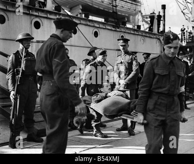 II Guerra Mondiale POW: lo sbarco prigionieri tedeschi dalla nave ospedale Dinard a Newhaven oggi. Le immagini mostrano i tedeschi di lasciare la nave a trascinare per diversi campi e negli ospedali. Ottobre 1941 P011641 Foto Stock