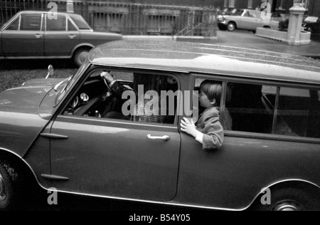 Nel buio di un inizio di mattina a Caxton Hall, il marchese di Lansdowne (57) un prominente leader dell opposizione alla Camera dei Lords, sposato la Hon Sig.ra Carnegie (33) Figlia del Visconte Eccles. Il giovane è arrivato nel loro Station Wagon mini pilotato da groom e accompagnato da Andrew Carnegie (7) figlio della sposa e Lady Georgina Fitzmaurice, (19) figlia dello sposo. L'auto nuziale, Station Wagon mini lasciando, e Andrew guardando fuori. Dicembre 1969 Z12324-004 Foto Stock