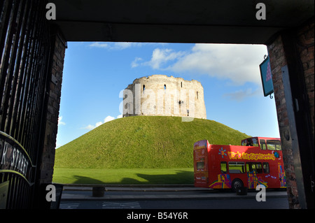 Open top sightseeing bus fuori la Torre di Clifford in York, Inghilterra,'Gran Bretagna" Foto Stock