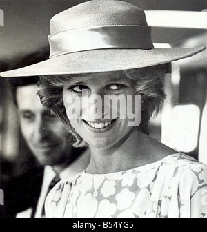 La principessa Diana, principessa di Galles del Nord Est visita la Principessa Diana durante la sua visita a aprire il giocattolo in fabbrica a Peterlee 8 Luglio 1983 Foto Stock