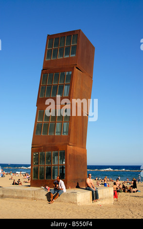 Homenatge a la Barceloneta scultura da Rebecca Horn sulla Spiaggia di Platja de Sant Sebastia in Barcellona Catalonia Spagna Foto Stock