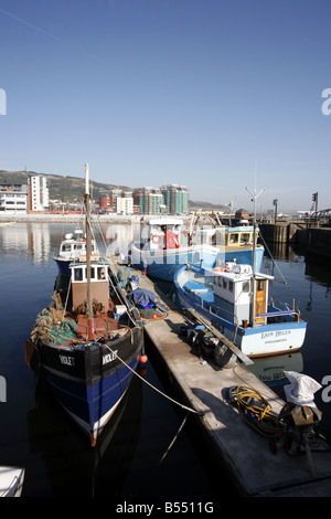 Barche da pesca nel porto di Swansea Abertawe Galles del Sud Foto Stock