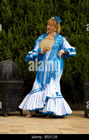 Bella bionda di mezza età donna spagnola in costume tradizionale Andalucia, Costa del Sol, Spagna, Europa Foto Stock