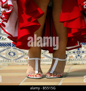 Piedi di bella bionda di mezza età donna spagnola in costume tradizionale Andalucia, Costa del Sol, Spagna, Europa Foto Stock