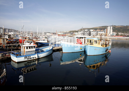 Barche da pesca nel porto di Swansea Abertawe Galles del Sud Foto Stock