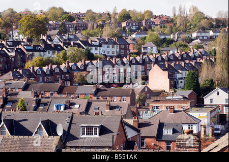 Densa scatola mista station wagon semi staccate e terrazzamenti in Sheffield "Gran Bretagna" Foto Stock