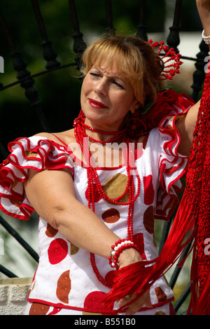 Bella bionda di mezza età donna spagnola in costume tradizionale Andalucia, Costa del Sol, Spagna, Europa Foto Stock