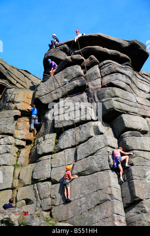 Arrampicatori su Stanage Edge vicino ad Hathersage, Derbyshire, Peak District National Park, Inghilterra, Regno Unito. Foto Stock