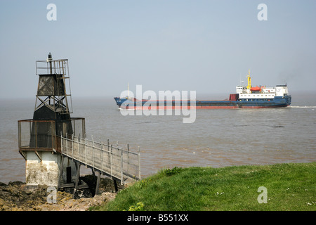 Piccola luce faro su Portishead punto della Severn Estuary in cui le petroliere che passano vicino alla riva a marea alta Foto Stock